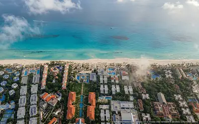 Illustrazione aerea della spiaggia Playacar, Playa del Carmen, Caraibi messicani