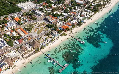 Illustration aérienne de la plage Puerto Morelos Centro, Puerto Morelos, Caraïbes mexicaines
