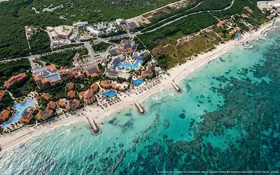Illustration aérienne de la plage Puerto Morelos Sur, Puerto Morelos, Caraïbes mexicaines