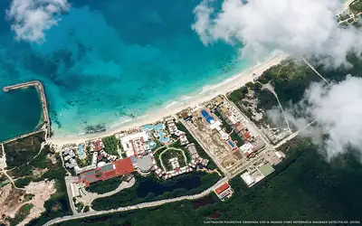 Illustration aérienne de la plage Punta Cielo, Puerto Morelos, Caraïbes mexicaines
