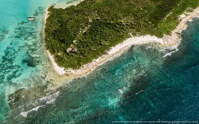 Illustration aérienne de la plage Punta Iikʼ, Isla Contoy, Caraïbes mexicaines