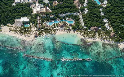 Illustrazione aerea della spiaggia Punta Xcalacoco, Playa del Carmen, Caraibi messicani