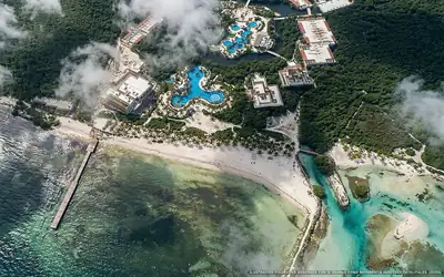 Illustrazione aerea della spiaggia Tres Ríos, Playa del Carmen, Caraibi messicani