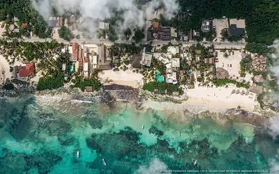 Illustration aérienne de la plage Venado Azul, Tulum, Caraïbes mexicaines