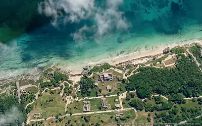 Illustration aérienne de la plage Zona Arqueológica, Tulum, Caraïbes mexicaines