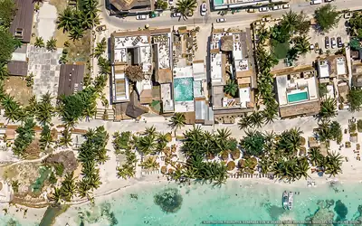 Ilustración aérea de 40 Cañones, Mahahual (playa Mahahual Centro), Caribe Mexicano