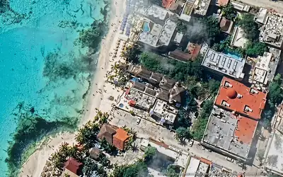 Illustrazione aerea di Capital O Mimi Del Mar, Playa del Carmen (spiaggia Playa Fundadores), Caraibi messicani