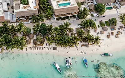 Ilustración aérea de El Fuerte Beach Resort, Mahahual (playa Mahahual Centro), Caribe Mexicano