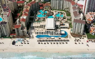 Illustration aérienne d'Emporio Cancún, Cancún (plage Playa Ballenas), Caraïbes mexicaines