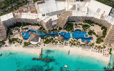 Illustrazione aerea di Grand Fiesta Americana Coral Beach Cancún, Isla Mujeres (spiaggia Playa Costa Rica), Caraibi messicani