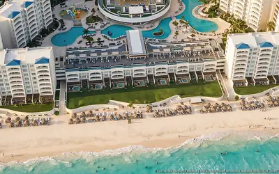 Illustration aérienne de Hilton Cancún Mar Caribe, Cancún (plage Playa Ballenas), Caraïbes mexicaines