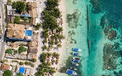 Ilustración aérea de Hotel El Caballo Blanco, Mahahual (playa Mahahual Centro), Caribe Mexicano