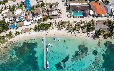 Ilustración aérea de Hotel Quinto Solé, Mahahual (playa Mahahual Centro), Caribe Mexicano