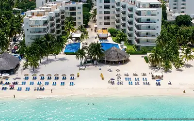 Illustration aérienne d'Ixchel Beach Hotel, Isla Mujeres (plage Playa Norte), Caraïbes mexicaines