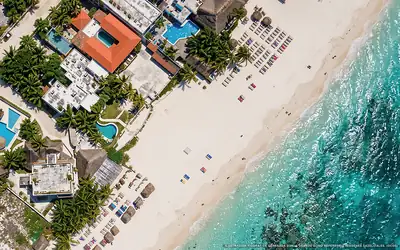 Illustration aérienne de Kabañas Ojo de Agua, Puerto Morelos (plage Puerto Morelos Centro), Caraïbes mexicaines