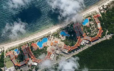 Illustrazione aerea di Ocean Coral & Turquesa, Puerto Morelos (spiaggia Punta Caracol), Caraibi messicani