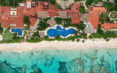 Ilustración aérea de Paraiso de la Bonita, Puerto Morelos (playa Bahia Petempich), Caribe Mexicano