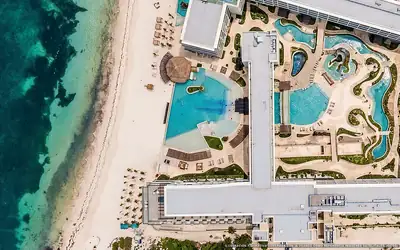 Ilustración aérea de Sensira Resort, Puerto Morelos (playa Bahia Petempich), Caribe Mexicano
