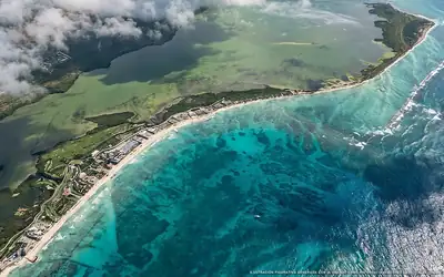Illustrazione aerea della zona Costa Mujeres, Caraibi messicani