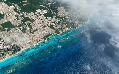 Ilustración aérea de la zona Playa del Carmen, Caribe Mexicano